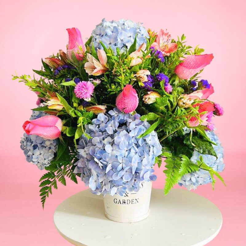 Arreglo de rosas y hortensias